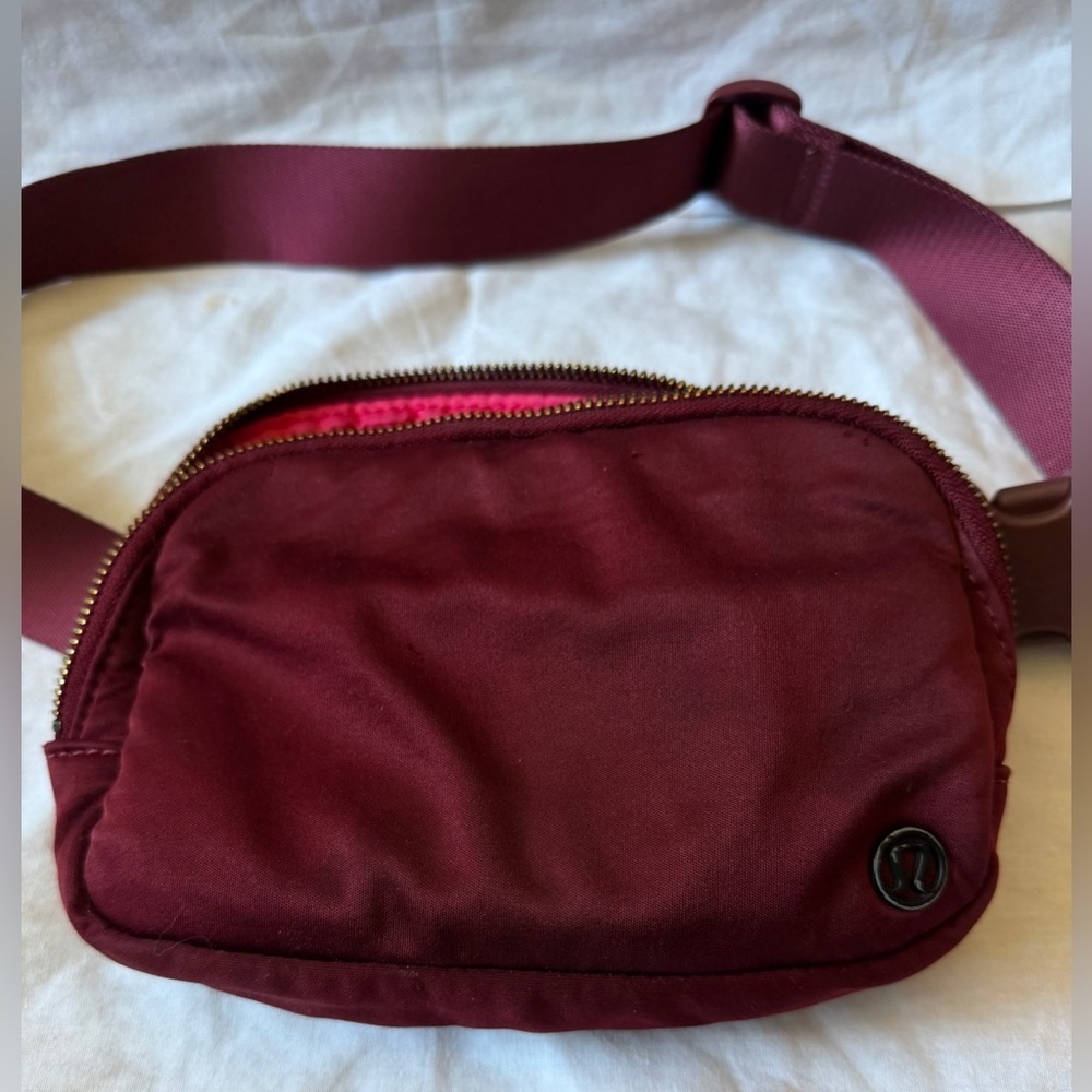 Lululemon Everywhere Belt Bag Maroon Lightweight Everyday - Picture 3 of 4